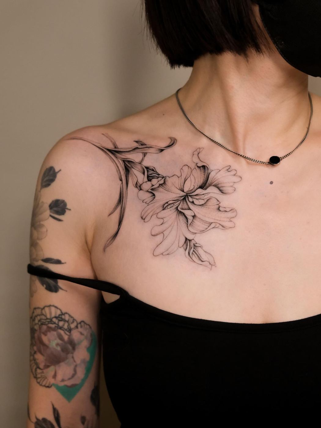 NASH 刺青作品:胸上鳶尾(Iris on Chest)