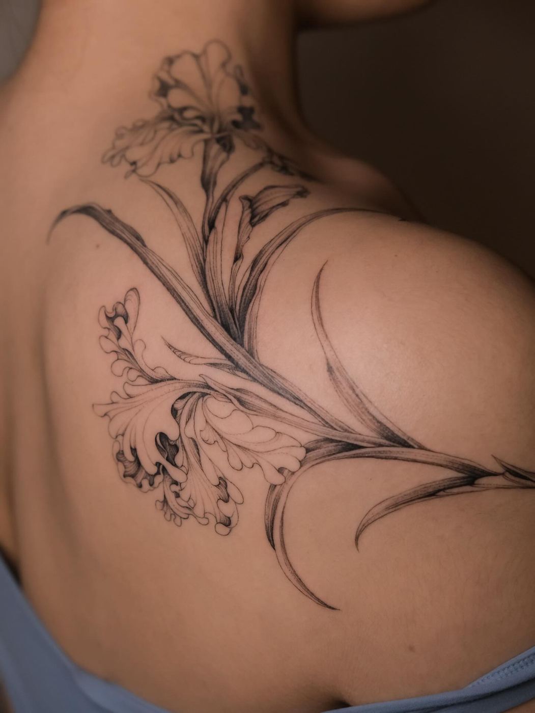 NASH 刺青作品:鳶尾攀肩(Entwined Iris · 2 Blooms)