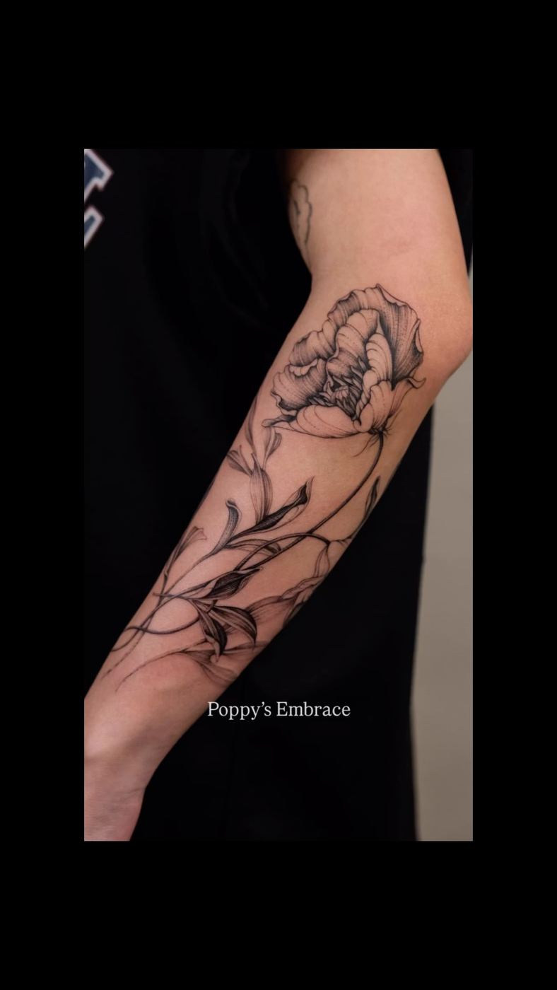 NASH 刺青作品:罌粟之擁(Poppy’s Embrace)